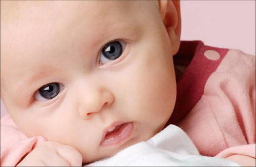 新生儿眼睛有点对眼-九个月宝宝对眼正常吗-七