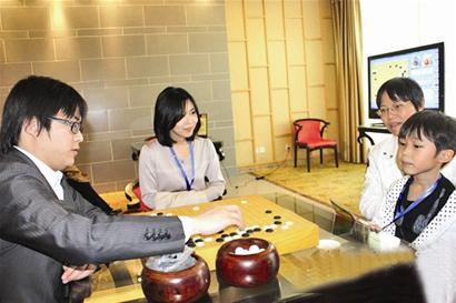 这个年轻父亲更加称职 孔令文育儿经登上围棋杂志  孔令文与小林清芽