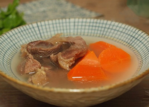 冬季補鐵補血--胡蘿蔔木耳牛肉湯_育兒大師